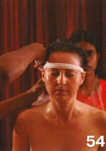 Аюрведический массаж - Повяжите голову клиента полоской хлопчатобумажной ткани