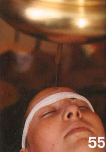 Аюрведический массаж - Повяжите голову клиента полоской хлопчатобумажной ткани (фото 54). Попросите его лечь на спину. Сосуд для дхары наполните маслом и, плавно передвигая его, постепенно выливайте масло на верхнюю часть лба пациента ниже линии роста вол