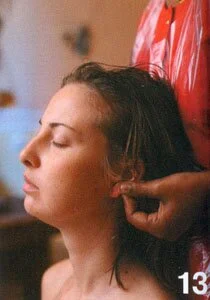 Аюрведический массаж - Помассируйте кончиками пальцев ушные раковины (фото 13), затем, слегка надавливая, произведите круговые движения ладонями