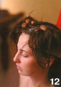 Аюрведический массаж - Возьмите клиента обеими руками за волосы и слегка потяните их вверх, чтобы воздействовать на волосяные луковицы 
