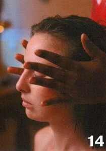 Аюрведический массаж - Помассируйте кончиками пальцев ушные раковины (фото 13), затем, слегка надавливая, произведите круговые движения ладонями (фото 14)